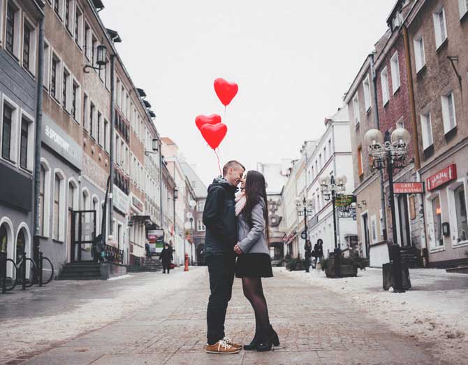 couple kissing in street, Delux Transportation Long Island limousine service